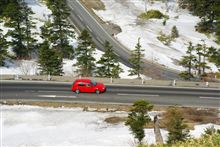白い壁、赤い車
