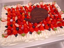 イチゴのショートケーキベースのウエディングケーキ（２次会用）