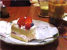今日は日本のケーキとアイスコーヒー