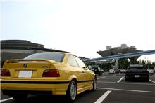 街中はスーパーカーだらけ