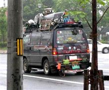 謎のワゴン車。