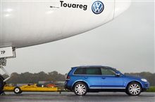 VWトゥアレグ、155トンのジャンボ機牽引 
