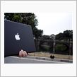 皇居前でMAC BOOKを翳 ...