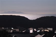 家並みと島影