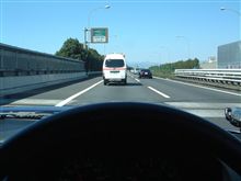 一般車両に抜かれる救急車