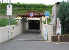 昼間の“狭く長～い”です。