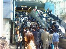強風で一時電車がストップ。