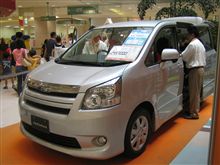 トヨタ、「ヴォクシー」「ノア」受注３万7000台・発売１カ月で   