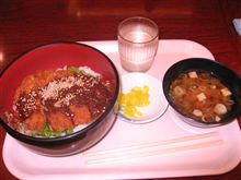 お昼は東名上郷ＳＡで味噌カツ丼