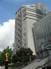 装置は舞台上にあります