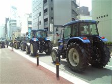 都会のど真ん中をトラクターが大行進！
