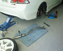 シビック(FD2)マフラー交換中 シビック(FD2)マフラー交換中