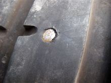 見つけてしまった・・・タイヤに釘