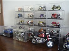 後ろのバイクの群れ？