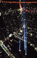 光の「新東京タワー」出現　６１０ｍをサーチライトで