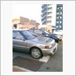 コンビニの駐車場で。