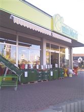 日曜日なのに店が開いていた。
