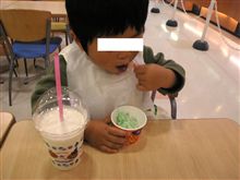 今日は息子とフードコート。