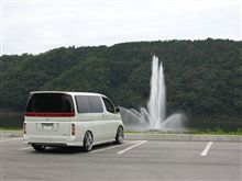 灰塚ダムで，巨大噴水見学