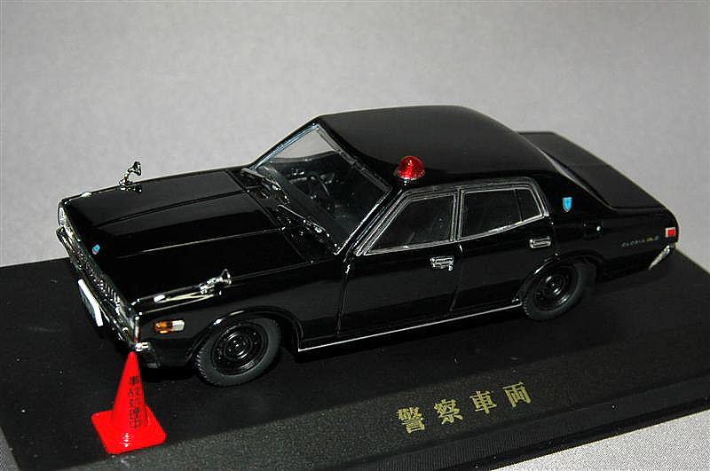 1/43スケール 330セドリック 覆面・白黒パトカー、｜覆面えるの