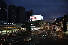 駅にて