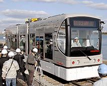 川崎重工業、蓄電池も搭載した路面電車を試作
