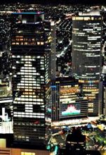 巨大なクリスマスツリー浮かぶ　名古屋駅前のミッドランドスクエア
