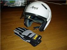 ヘルメットとグローブ