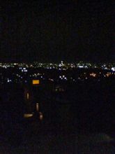 夜景の街で