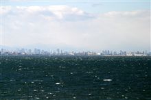 美浜大橋から横浜方面を望む