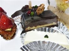 食後のデザートに、「しろたえ」のケーキ