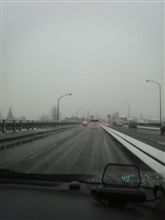 雪降るなかを