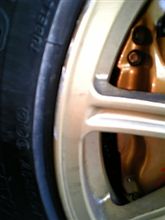 又ホイールをガリってしまいました。