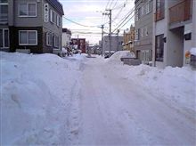 狭い雪道…。