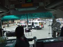 車が突っ込み逆立ち状態