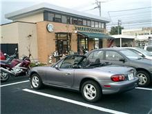 オープンカフェに、オープンカーで