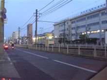 で…
