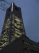 ランドマークタワーの前は風が強いぞ！