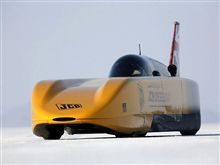 ディーゼル車で時速563km！　流線型ボディが塩原を駆ける