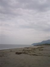 １人海辺にたたずむ