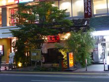 店の前に緑と水車！「プライベート・ダイニング 天天 大名店」