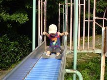 朝から【すべり台】に・・・。