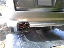 汗だくで車の下に潜って・・・