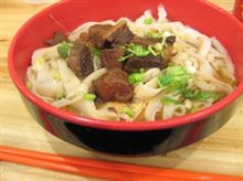日本では、辛い味付けの刀削麺ですが、