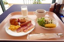メタボ道中記（文月編）：６　プールサイドで朝食(佐世保：弓張の丘ホテル)  