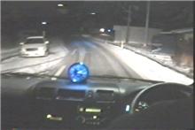 雪の下り坂のカーブ・・・危ない