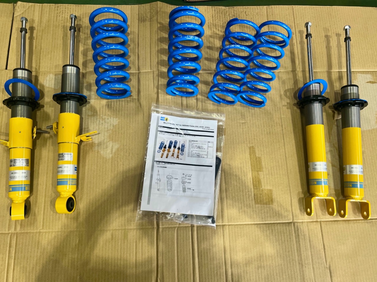 GRフィットは“TEIN FLEX Z”で、日産フーガは“BILSTEIN B14”で