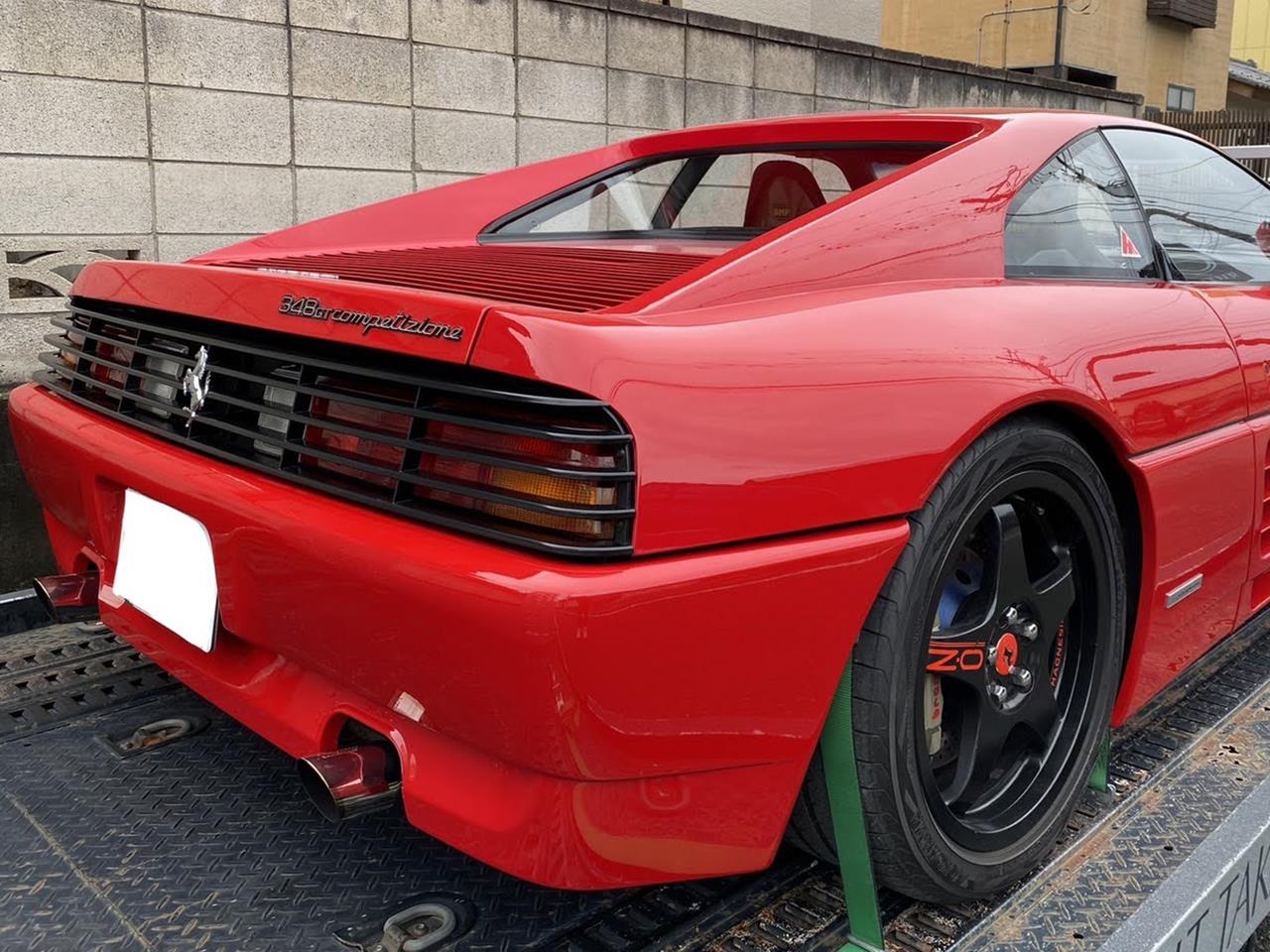V8エンジンを積むスーパーカー！ フェラーリ 348のガラス
