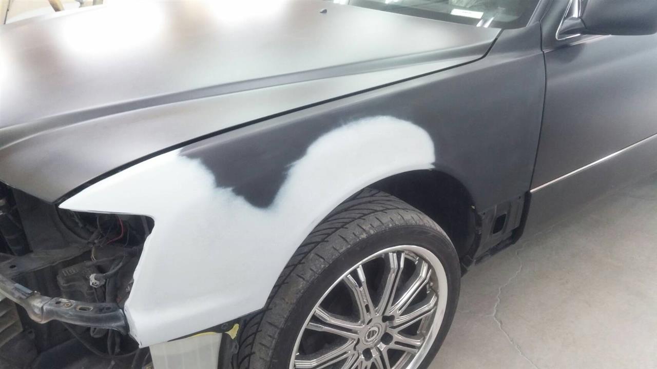 立川市の車の板金塗装修理工場　ガレージローライドのトヨタ　セルシオのフロントバンパ、フロントフェンダ等のキズ　へこみ　の板金　修理　塗装　です。