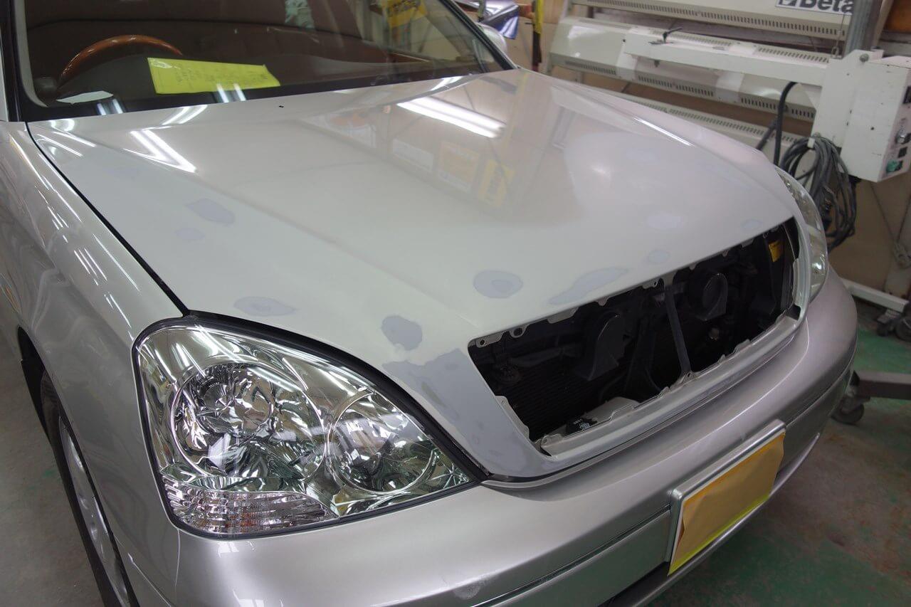 立川市の車の板金塗装修理工場　ガレージローライドのトヨタ　セルシオの飛び石キズ修理　塗装　です。